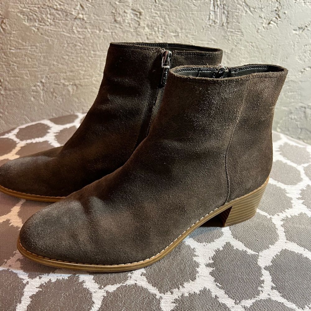 Clarks Green Ankle Boots with Suede Finish- Olive -Somerset size 8